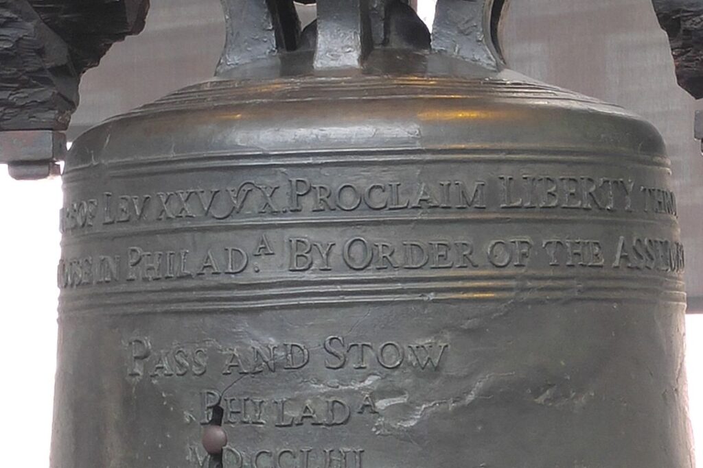 Frase simbolica en la campana de la libertad