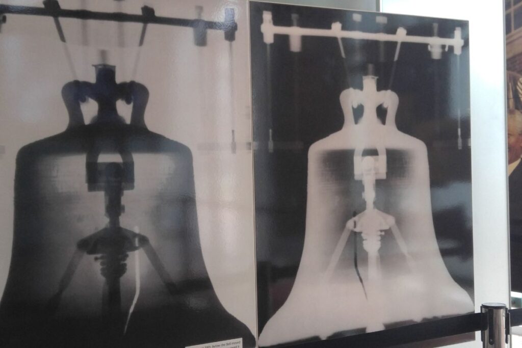 Radiograf[ia de la campana de la libertad y su rajadura