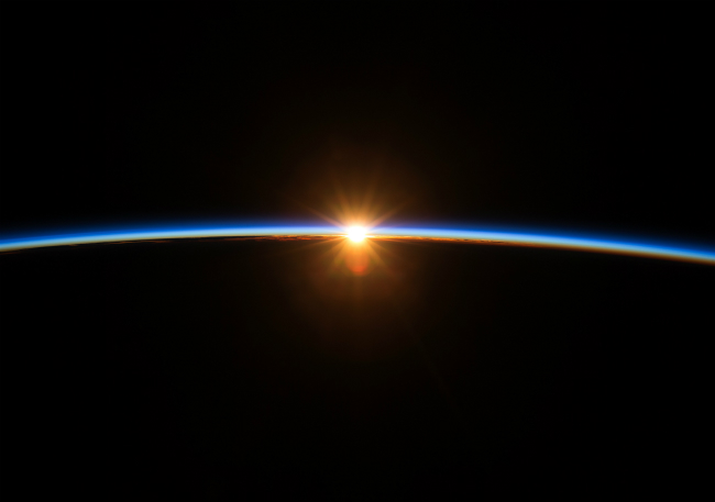 Una hermosa vista del amanecer en el espacio desde la estación espacial. A beautiful Planet. IMAX.