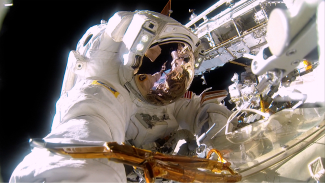 EL comandante de la NASA Barry (Butch) Willmore , reparando en los exteriores de la estación espacial. A beautiful planet.