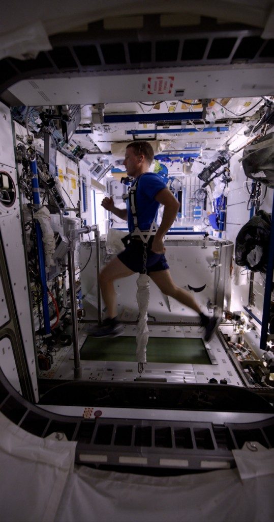 EL comandante de la NASA haciendo ejercicios. A beautiful planet.