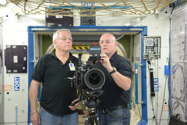 El director de fotografia James Neihouse y Scott Kelly en entrenamiento de camara. A Beautiful Planet.