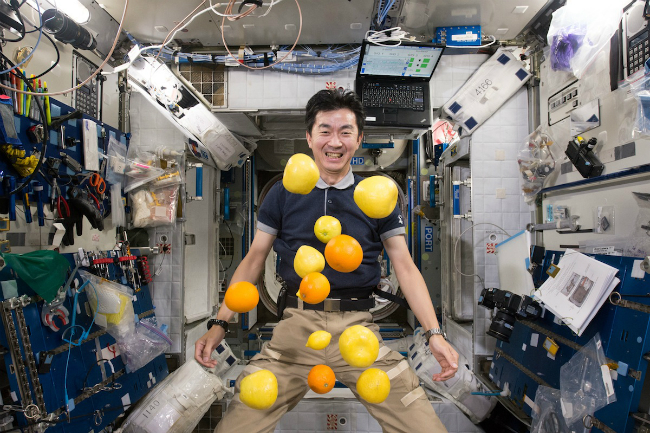 El astronauta japonés Kimiya Yui abre una bolsa de frutas en la estación espacial. A beautiful planet.