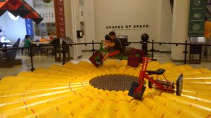 EL famoso triciclo de ruedas cuadradas en el Museo de las matemáticas en New York