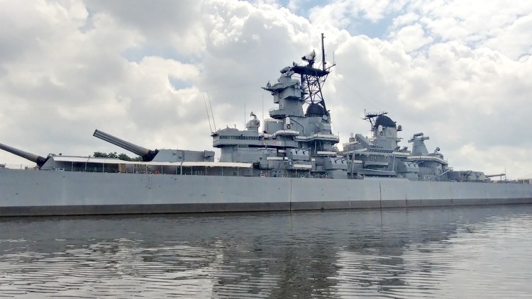 Barco de Guerra americano en New Jersey Battlehip durante el Eco Tour 