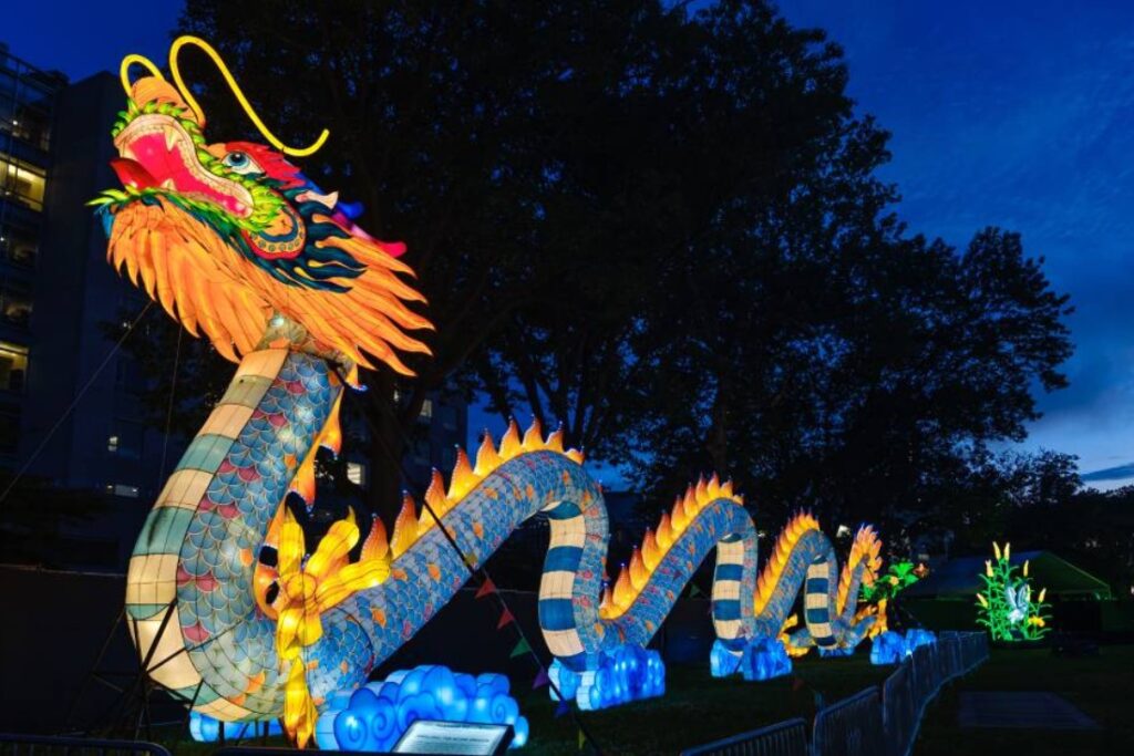 Dragon chiino en las linternas chinas de Philadelphia