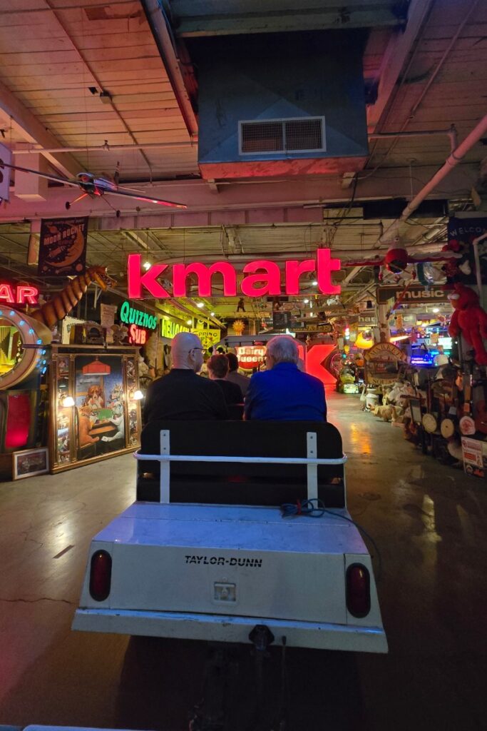 Paseo en tram dentro del museo. Letrero de Kmart