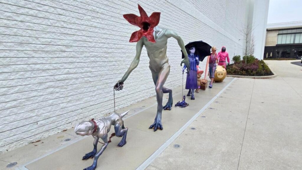 Personajes de Netflix en el exterior de Netflix House Philadelphia