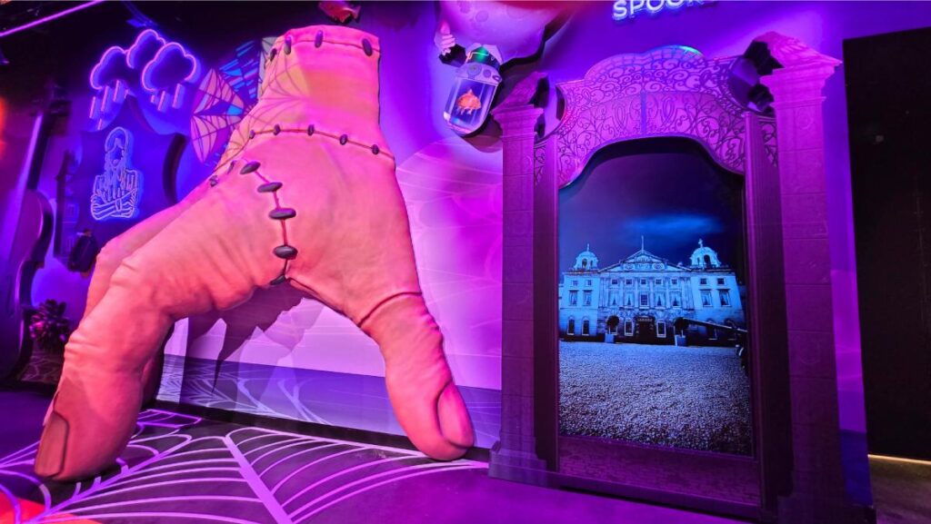 La mano gigante de Wednesday en Netflix House