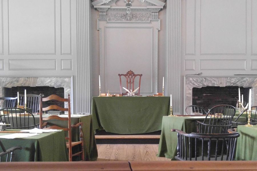 Las mesas del Assembly room en donde se firmó la Independencia y la Constitución de los Estados Unidos