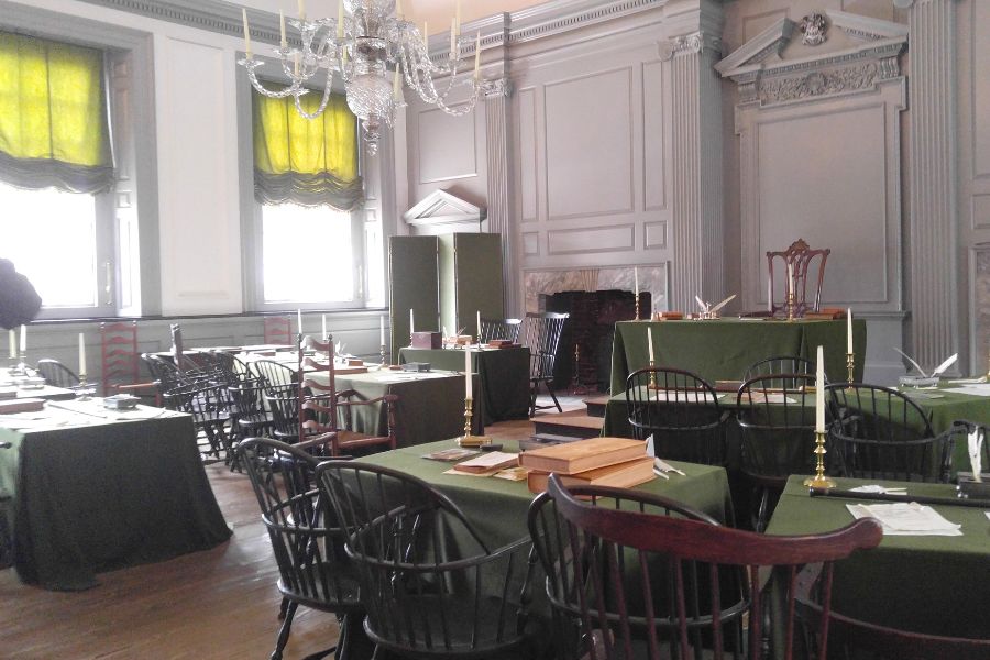 Las mesas y sillas de reuniones en la sala o Assembly room del Independence Hall