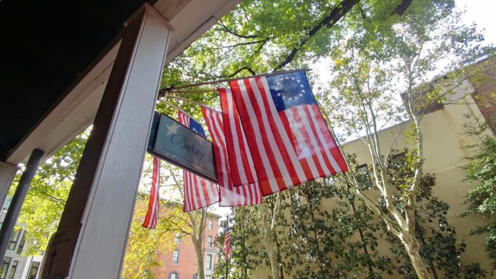 Banderas pequeñas en la casa de Betsy Ross