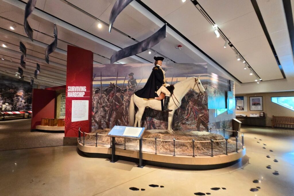 Representacion de tamano real de Gerge Washington en su caballo blanco. Dentro del Centro de Visitantes de Valley Forge