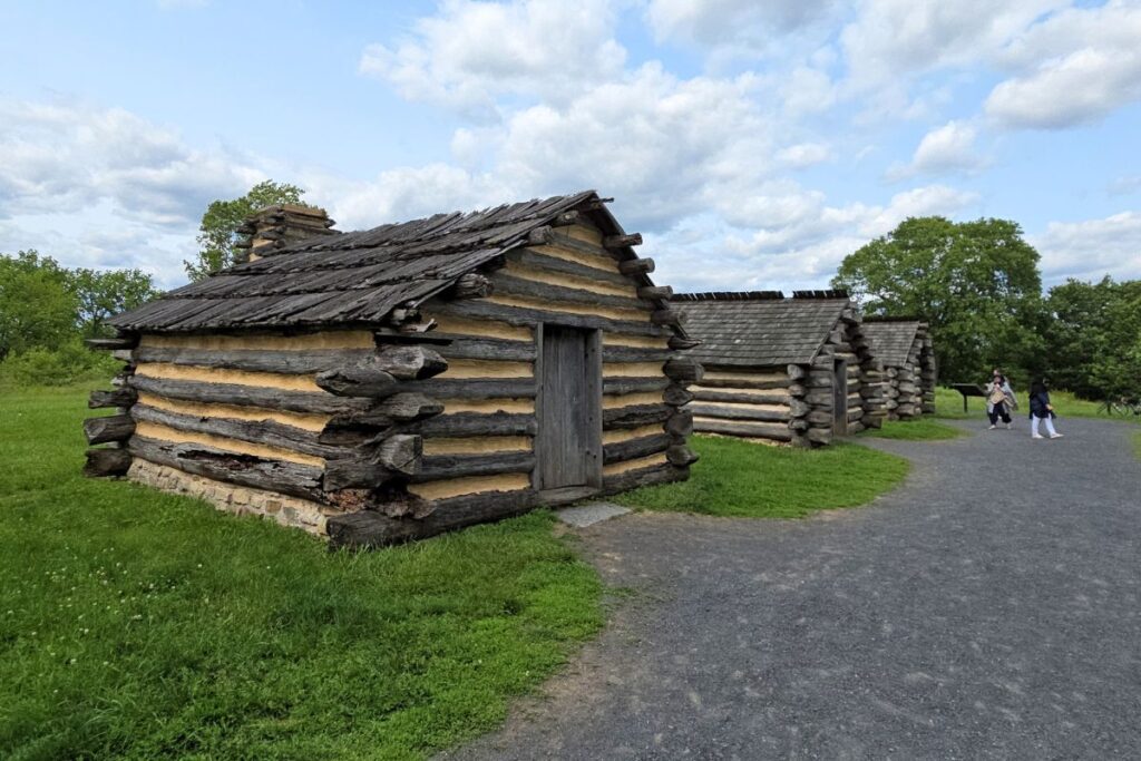 Tres cabañas en Valley Forge construida por los soldados