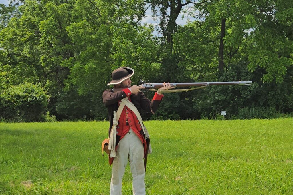 Soldado en Valley Forge sujetando un rifle-