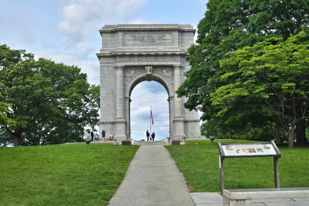 Vista entera del National Memorial Arch en Valley Forge