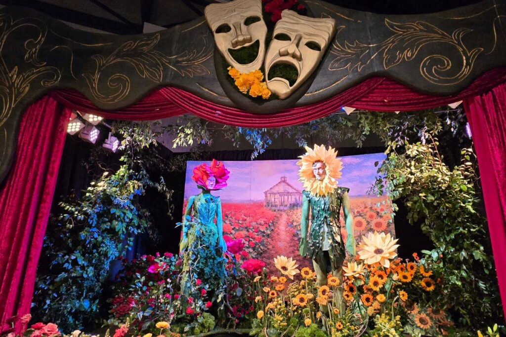 Escenografía teatral con flores y girasoles en el Philadelphia Flower Show 2026 en Pennsylvania