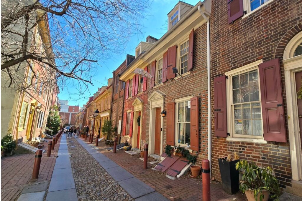 Calle antigua con casas de la época colonial en Philadelphia