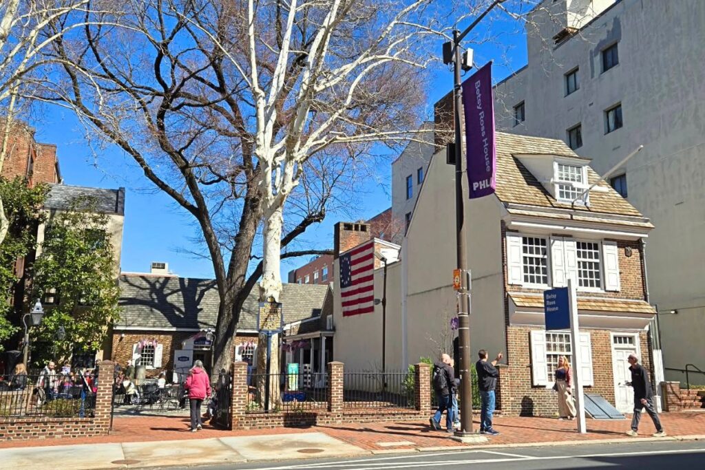 Frente de la casa de Betsy Ross desde la calle opuesta