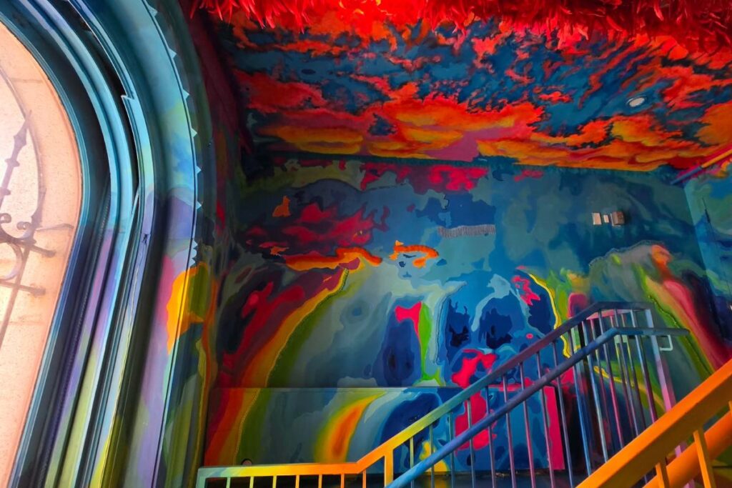 Mural interior del Ministry of Awe