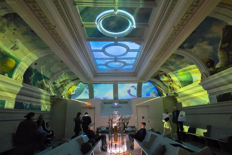 Gente en el salon llamado Heaven en the Ministry of Awe.