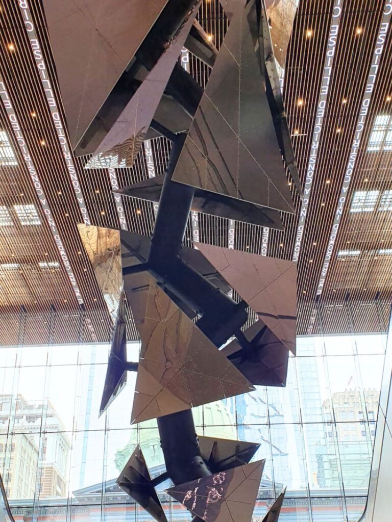 Escultura metalica en el lobby del Comcast Tecnology center