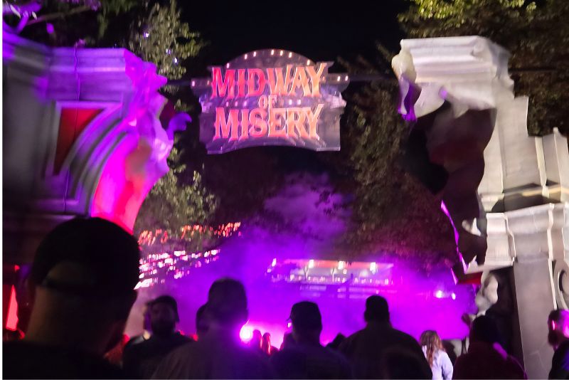 Entrada a una de las atracciones Midway of Mistery en Hersheypark Dark Nights
